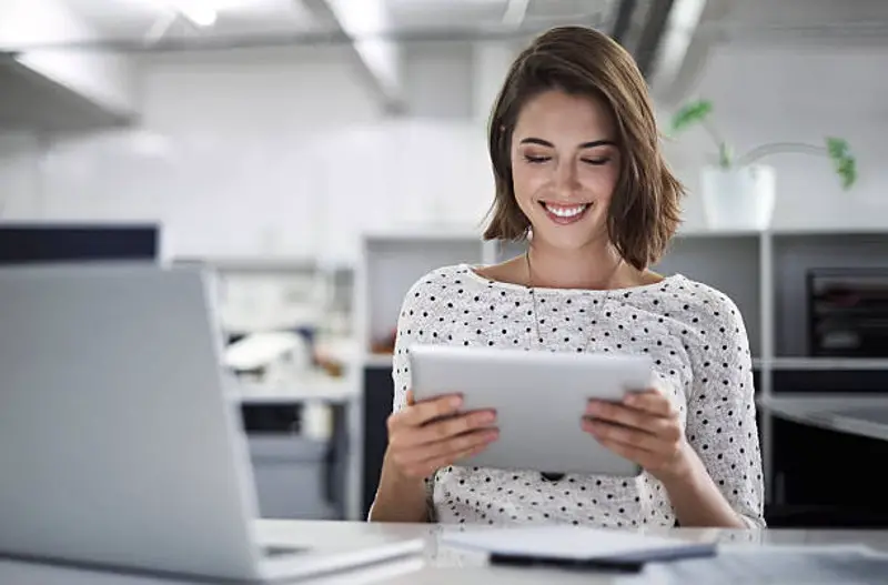 Créer une entreprise en ligne illustration femme souriante