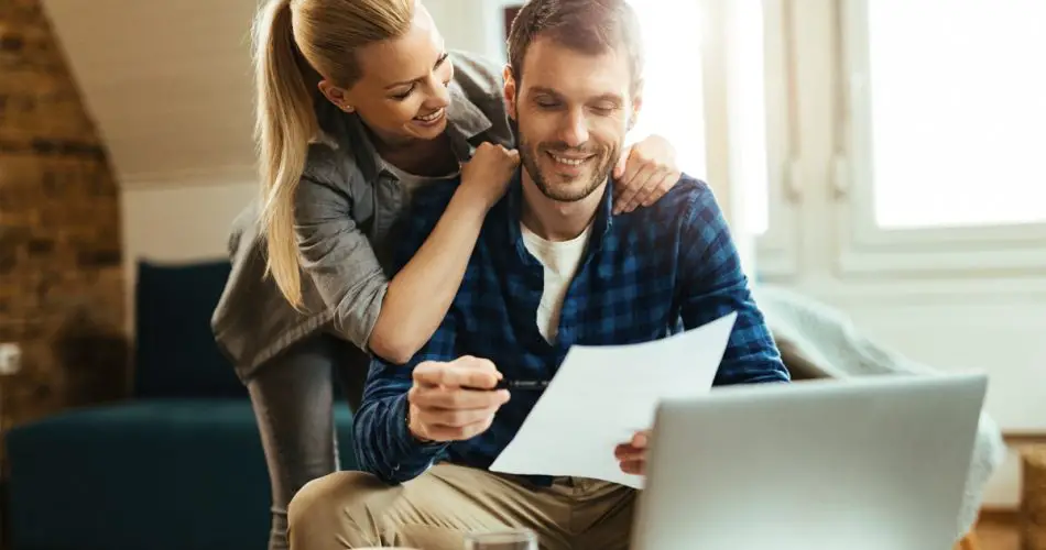 Comment gérer les finances à deux : planification budgétaire pour les jeunes couples