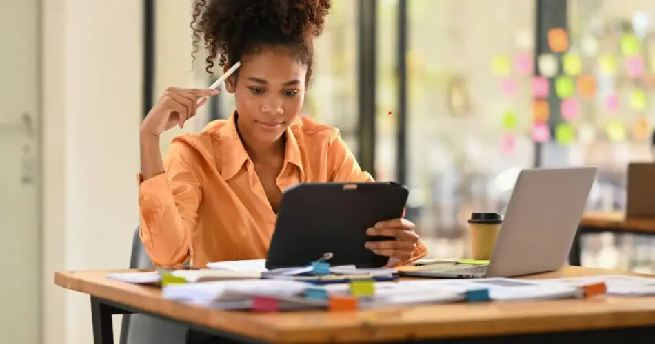 Jeune femme consultant son compte bancaire en ligne